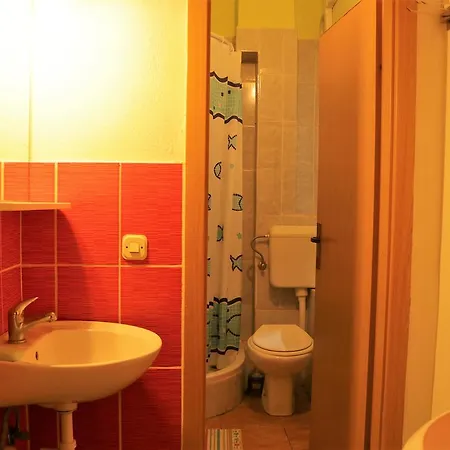 Alma 2 Hostel *