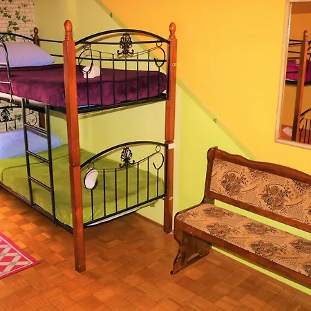 Alma 2 Hostel *